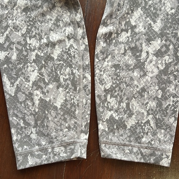 👟 Lululemon Gray Snake Print Align Pant 25” - Picture 4 of 4